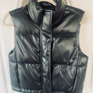Ci Sono Cropped Puffer Vest in Black